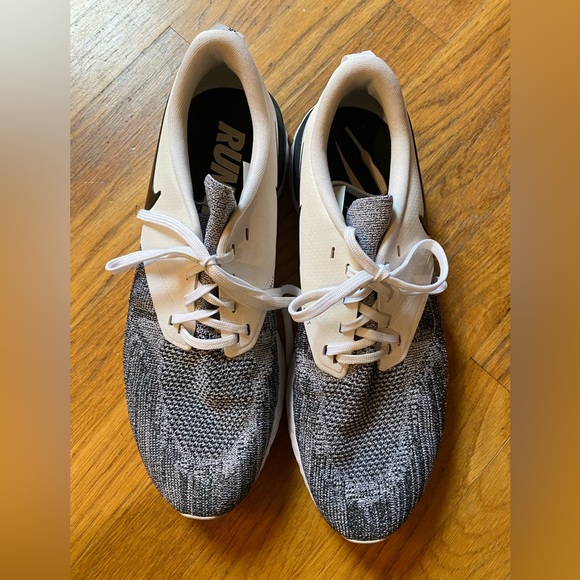 Nike Flyknit Odyssey React - Picture 2 of 5